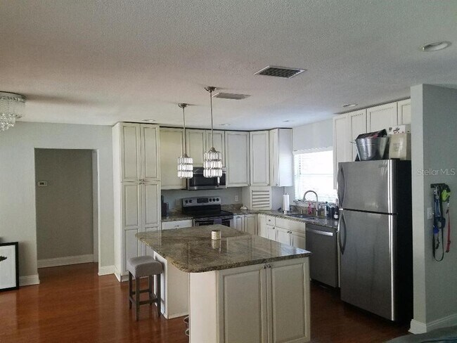 Building Photo - 612 Columbia Dr