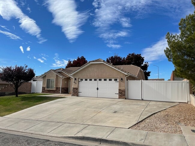 Building Photo - Centrally located single family gem! Lands...