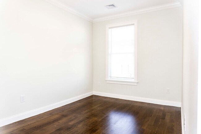 Foto del edificio - 2 Bed 1 Bath Available April 1- August 31 (with option to renew)