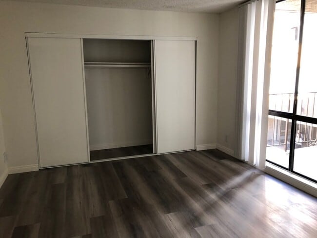 Building Photo - 515 S La Fayette Park Pl