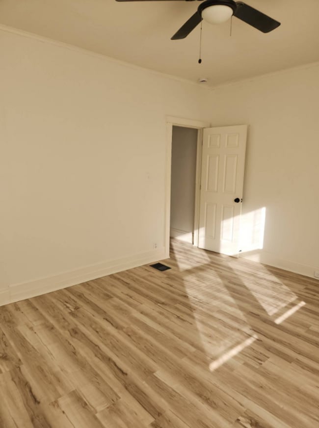 Building Photo - 3 bedroom 2 bath with Garage