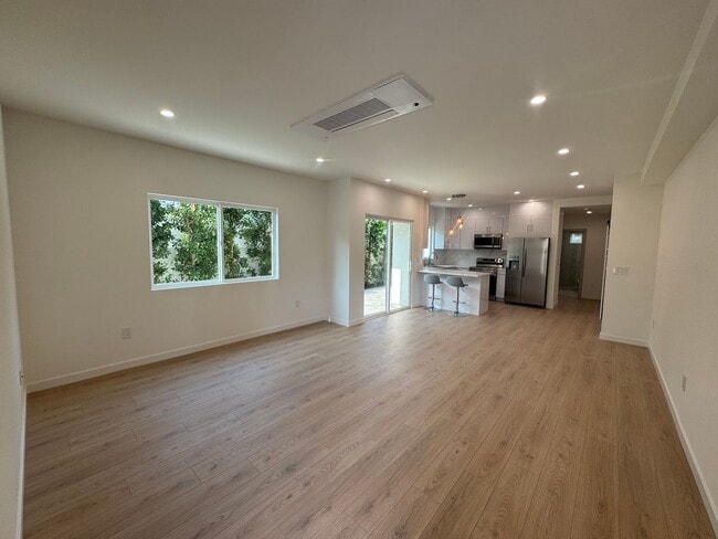 Foto del edificio - Spacious 1000 Sq. Ft. Single-Floor Back AD...