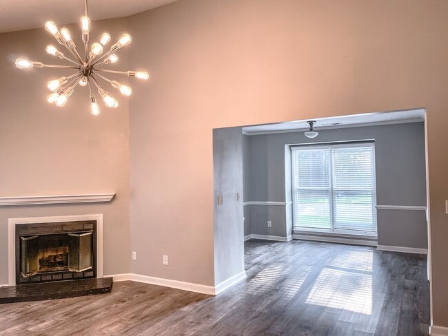 Building Photo - Charming 2 Bed, 2 Bath Triplex in Fayettev...