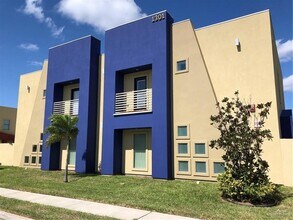 Building Photo - 1301 E Daffodil Ave