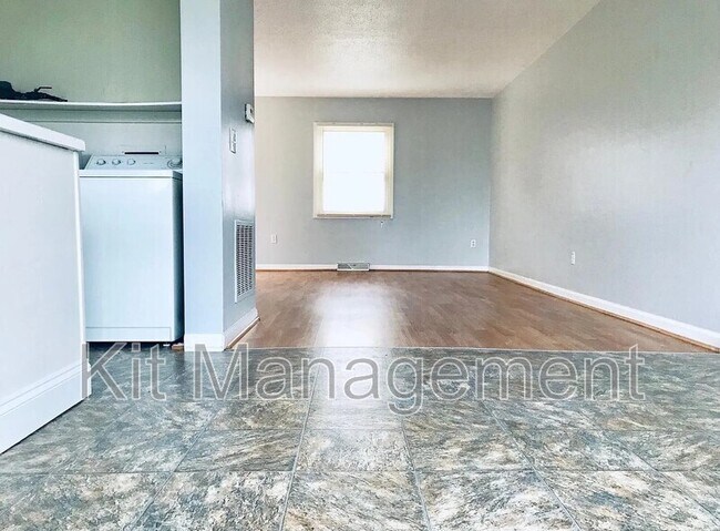 Foto del edificio - 6047 Lewis Ave