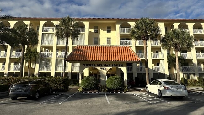 Building Photo - 951 De Soto Rd