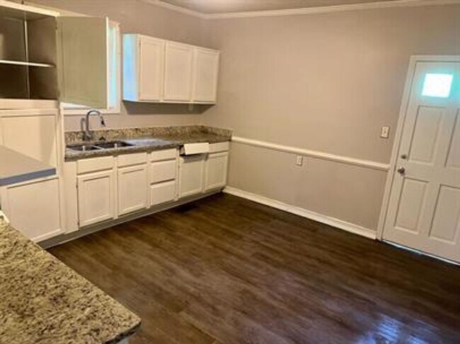 Building Photo - 3BR Cozy Starter Home with Spacious Layout