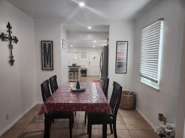 Formal dining area - 2001 Cloverfield Blvd