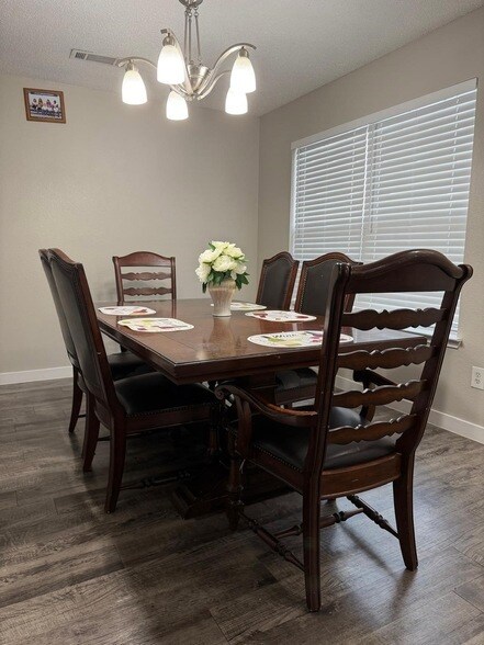 Foto del edificio - 1305 Willowsprings Ct