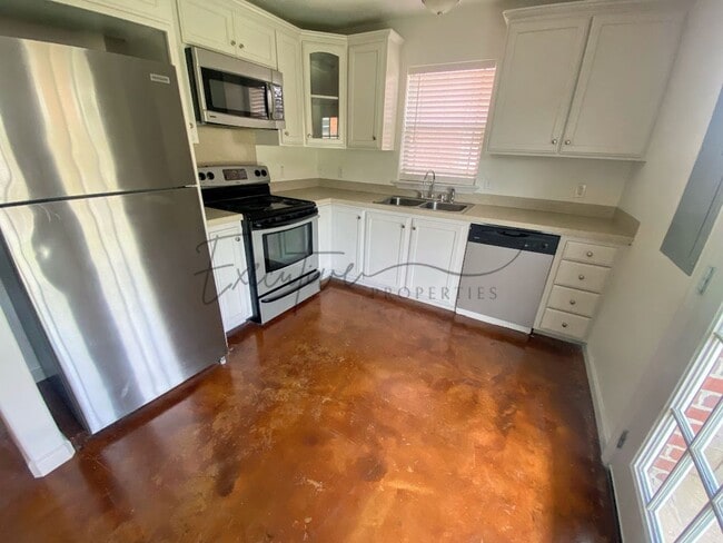 Foto del edificio - Updated 2-Bed Townhouse Steps from McNeese...