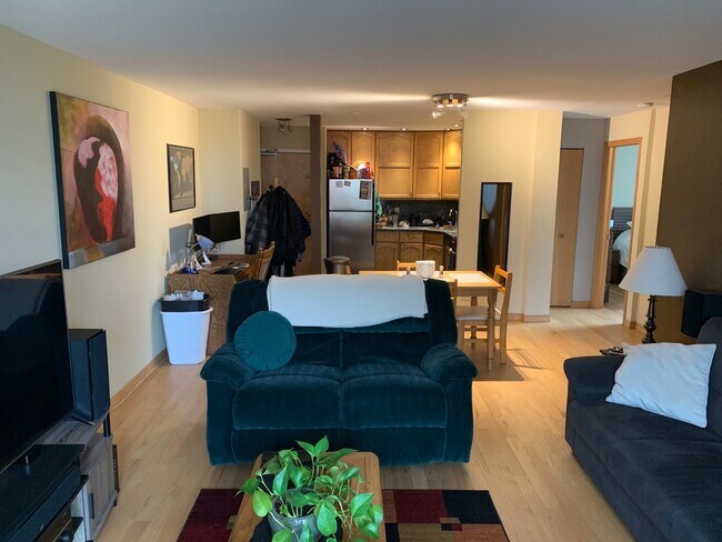 Photo - 3900 N Pine Grove Ave Apartment