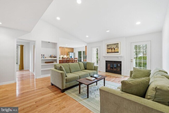 Foto del edificio - 9420 Lakeside Dr