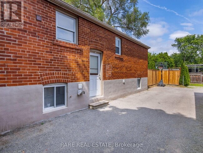Building Photo - 67 Glenburn Ave