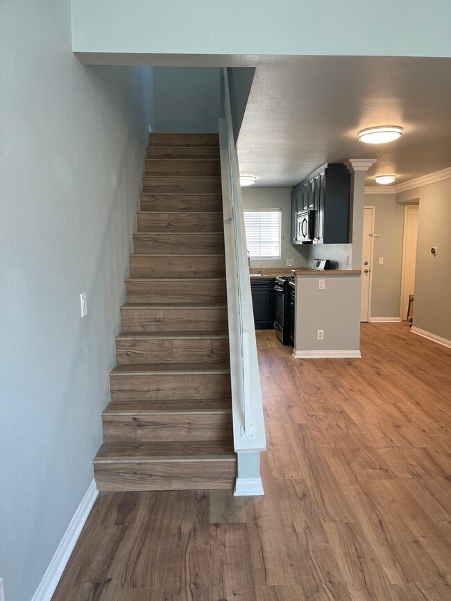 Escaleras de acceso al altillo desde abajo - 5525 Canoga Ave