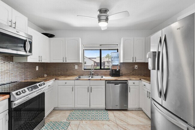 Building Photo - 1647 Cabot Ln