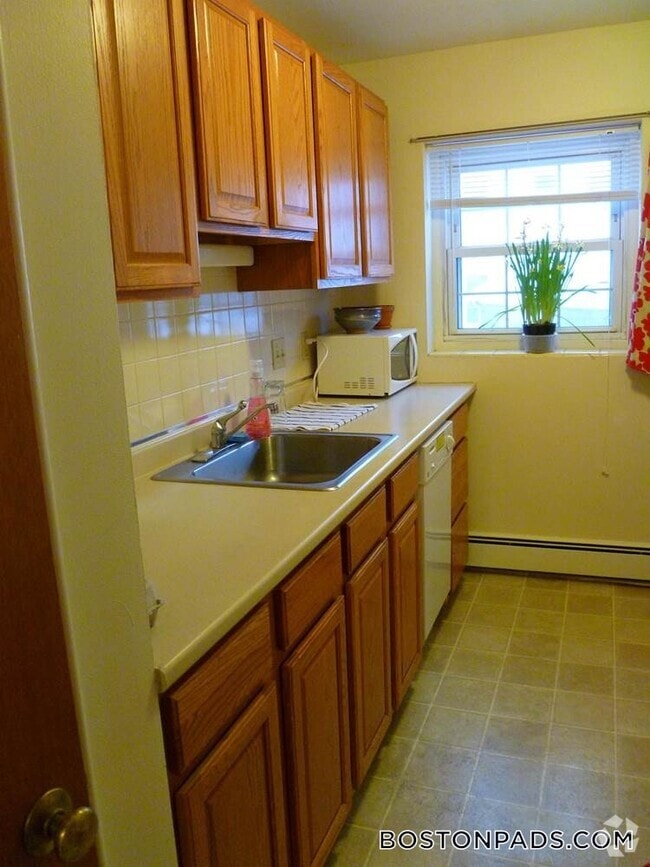 Building Photo - 8 Brattle Dr