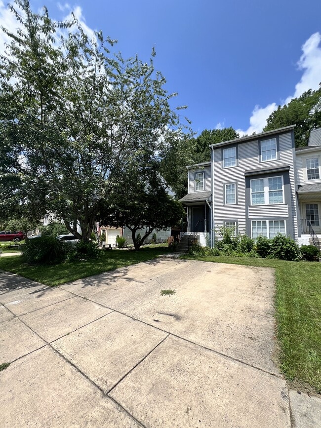 Building Photo - 733 Farnham Pl