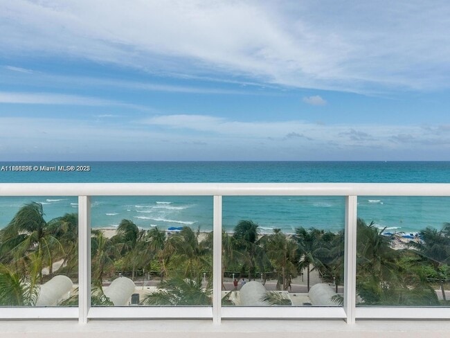 Foto del edificio - 6365 Collins Ave