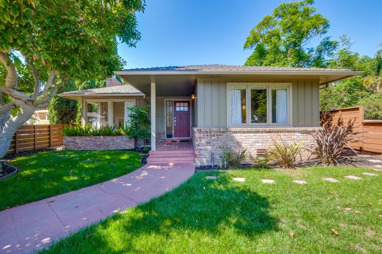 Primary Photo - Beautifully remodeled 2 bed, 2 bath home.