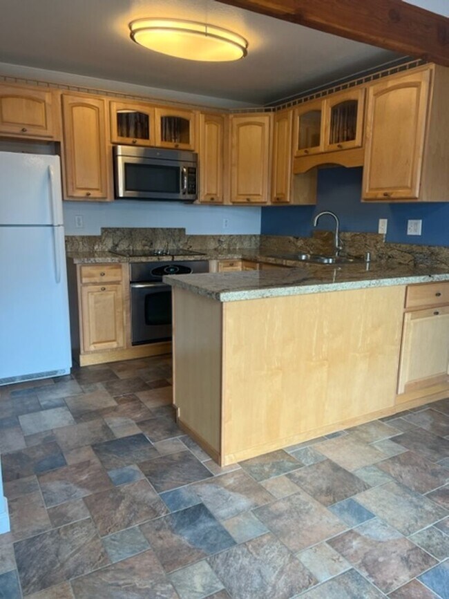 Foto del edificio - 3BD 2BA 2CAR Garage Townhouse located in L...