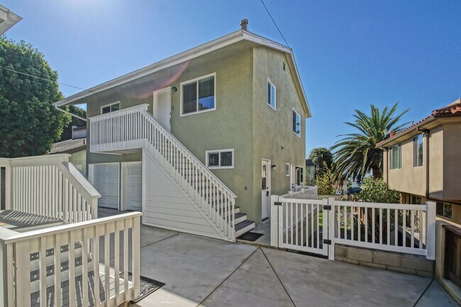 Foto del edificio - NEWLY REMODELED, SPLIT-LEVEL 3BR2BA DUPLEX...