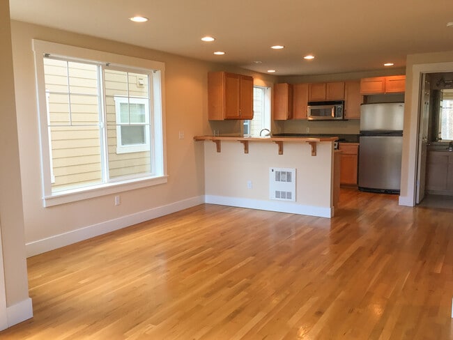 Building Photo - Available 3  Bedroom Townhouse $500 Off First Month's Rent!