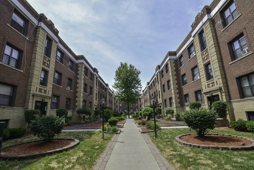 Foto principal - 820 W Waveland Ave