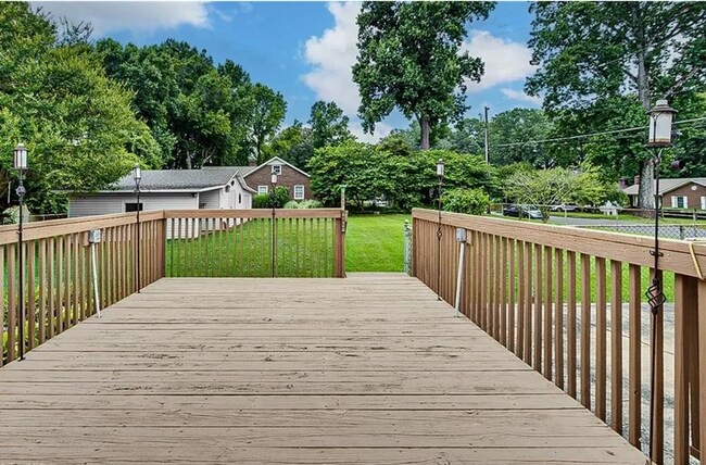 Building Photo - Ready to move in 3 Beds 2 Baths!