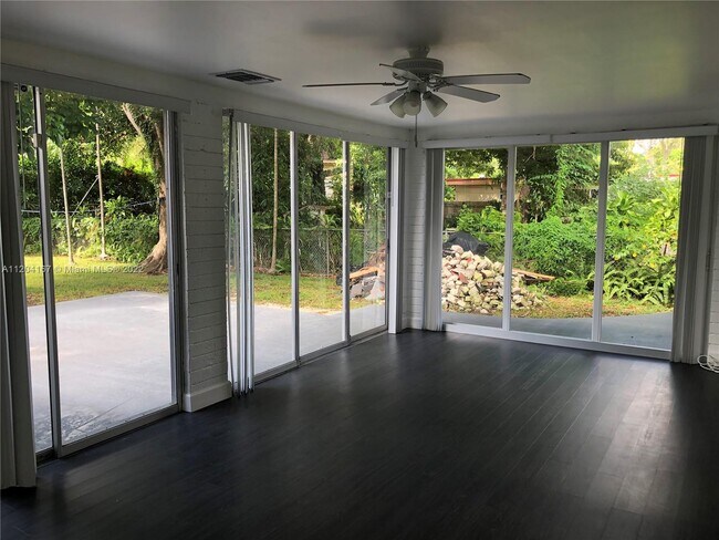 Foto del edificio - 970 NE 129th St