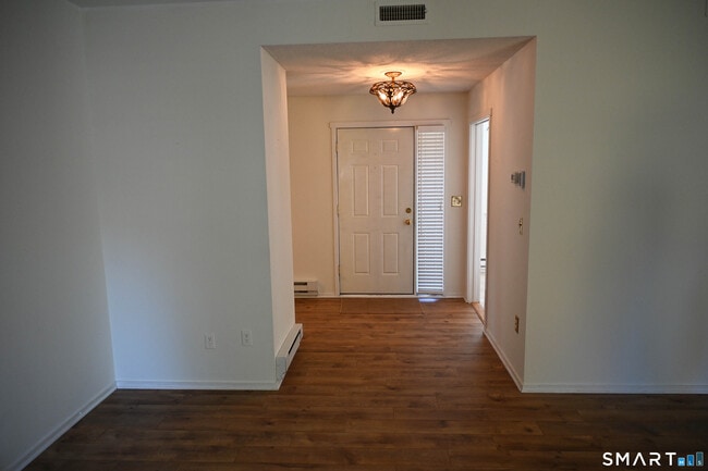 Building Photo - 922 Heritage Vlg