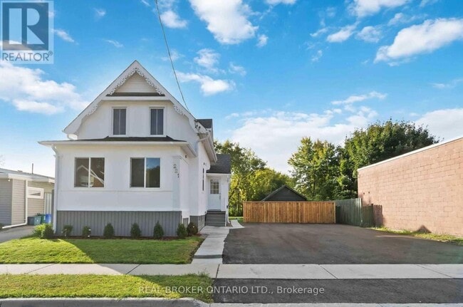 Photo du bâtiment - 221 Beatty Ave