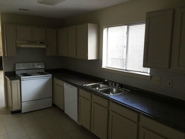 Building Photo - 607 Luther Dr