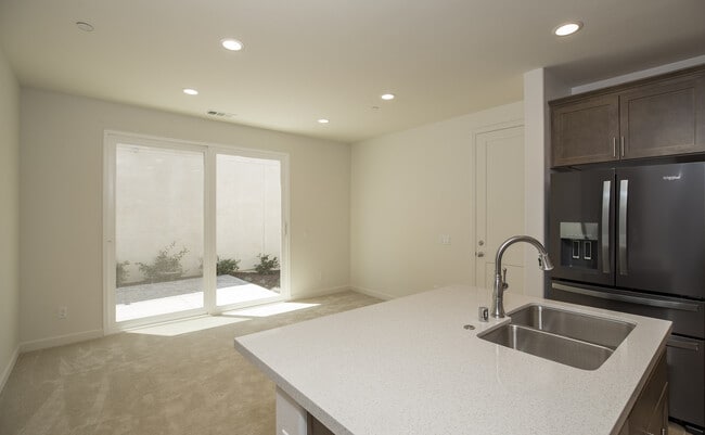 Building Photo - 3 Bedroom Standalone Townhouse w/ 2-Car Ga...