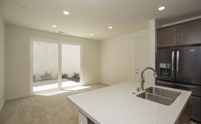 Foto del edificio - 3 Bedroom Standalone Townhouse w/ 2-Car Ga...