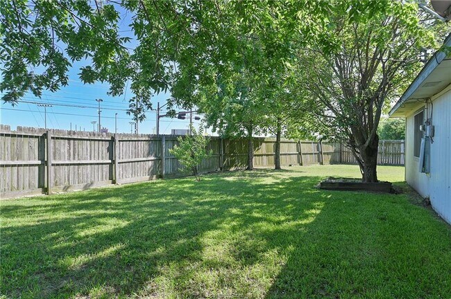 Building Photo - 1100 Buttercup Cir
