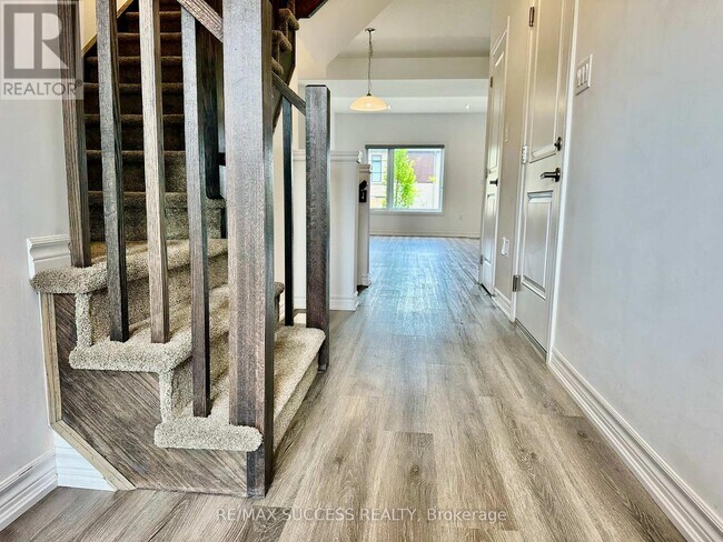 Photo du bâtiment - 461 Blackburn Dr