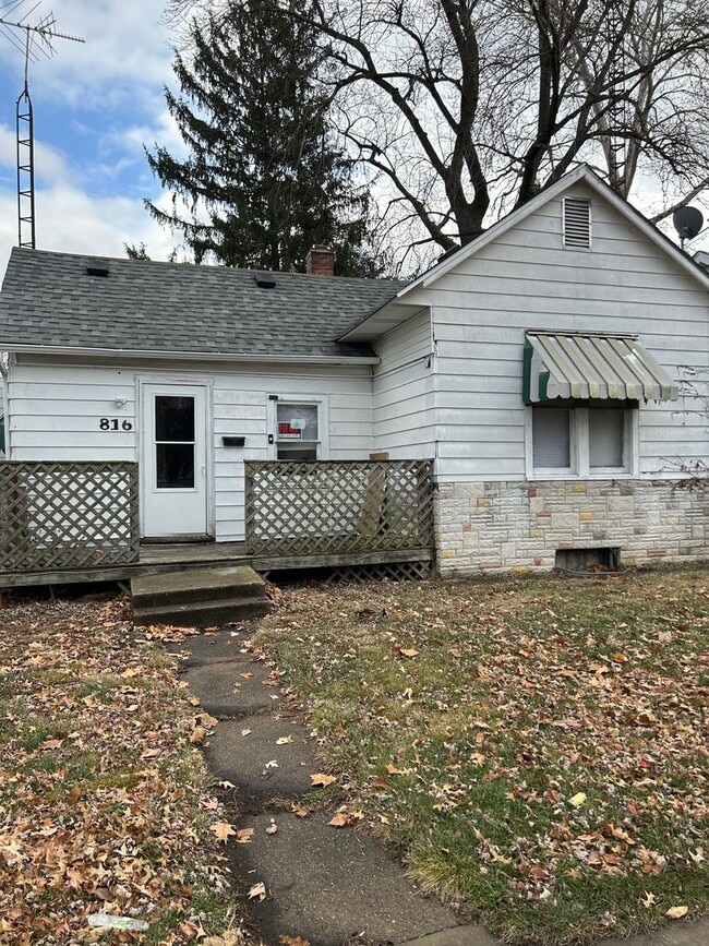 Building Photo - Cute 2 bedroom home - enclosed large back ...