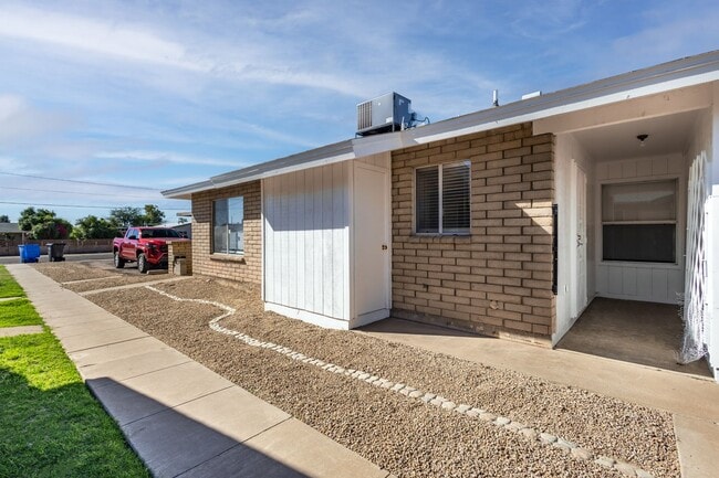 Building Photo - NICE 2 BDRM 2 BATH UNIT