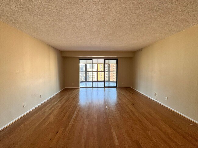 Foto del edificio - Luxurious Double Suite Condo With 2 Full Baths and Sunroom In Desired Belvedere Condominiums