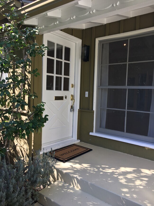 Entrada a la casa trasera en el patio. - 11425 Cashmere St