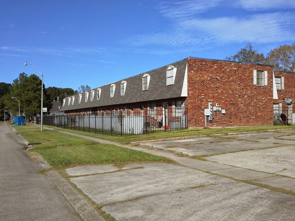 Building - 1084 Monet Dr