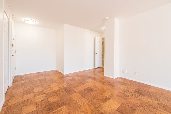 Foto del edificio - Spacious, Bright 1 Bed 1 Bath condo in prime location and close to Metro