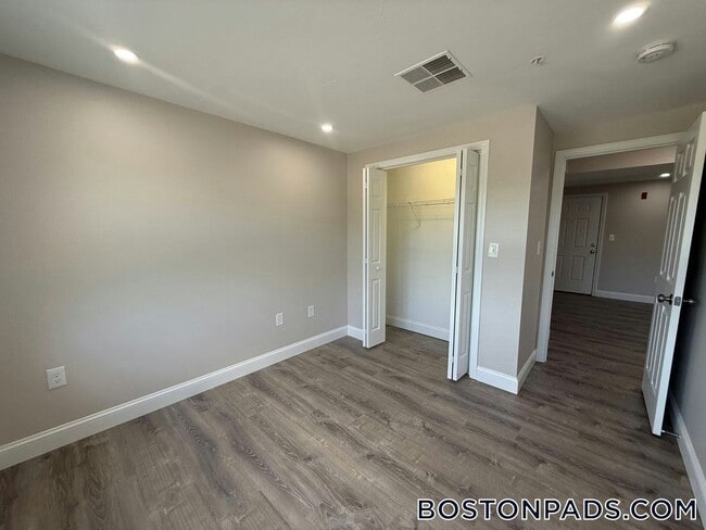 Building Photo - 21 Kenmar Dr