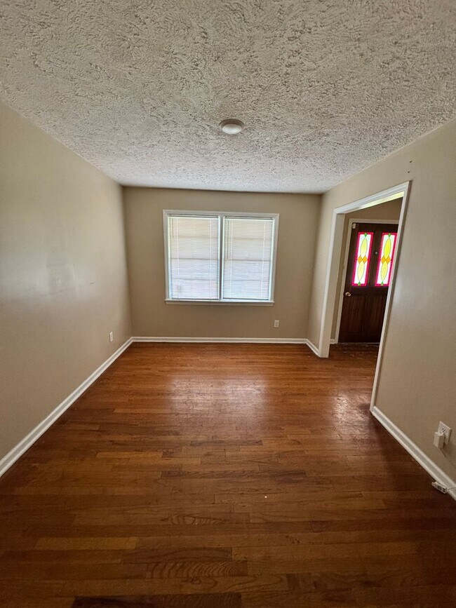 Foto del edificio - 4 Bed 2 Bath Brick House