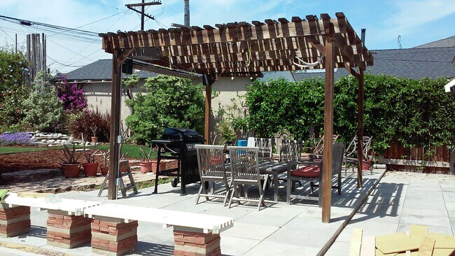 Building Photo - 8047 Stewart Ave