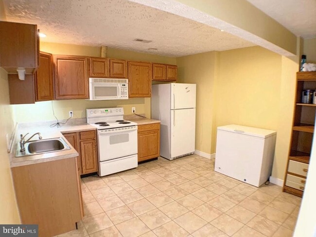 Building Photo - 13047 Tadmore Ct