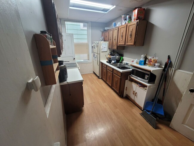 Building Photo - Duluth, MN - 4 Bedroom - 1 Bathroom - Clos...