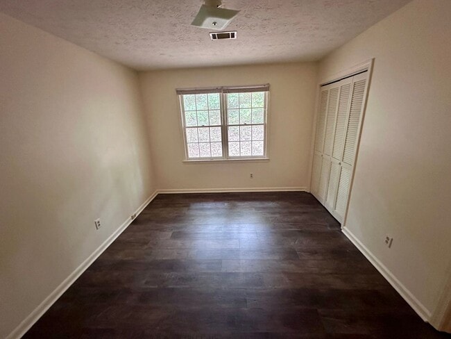 Building Photo - 505 Chateau Dr SE