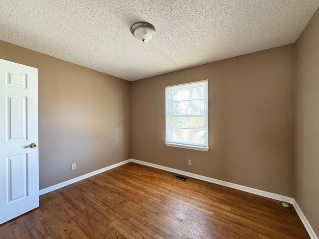 Building Photo - 3 Bedroom Convenient to A&T and Downtown G...