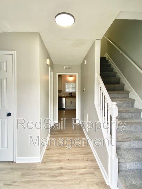 Building Photo - 709 Chatsworth Dr